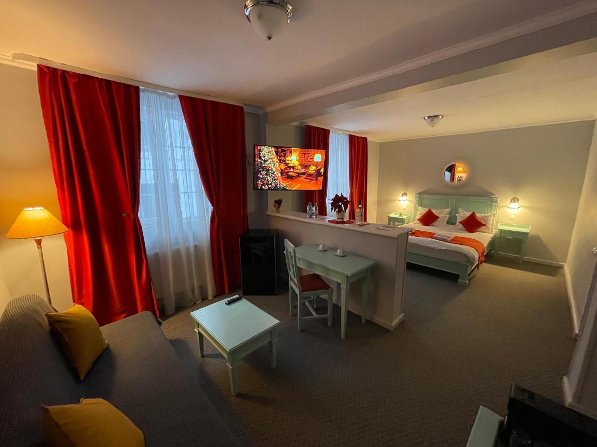 De Argint Aleea Pelesului Nr 2 Guest house